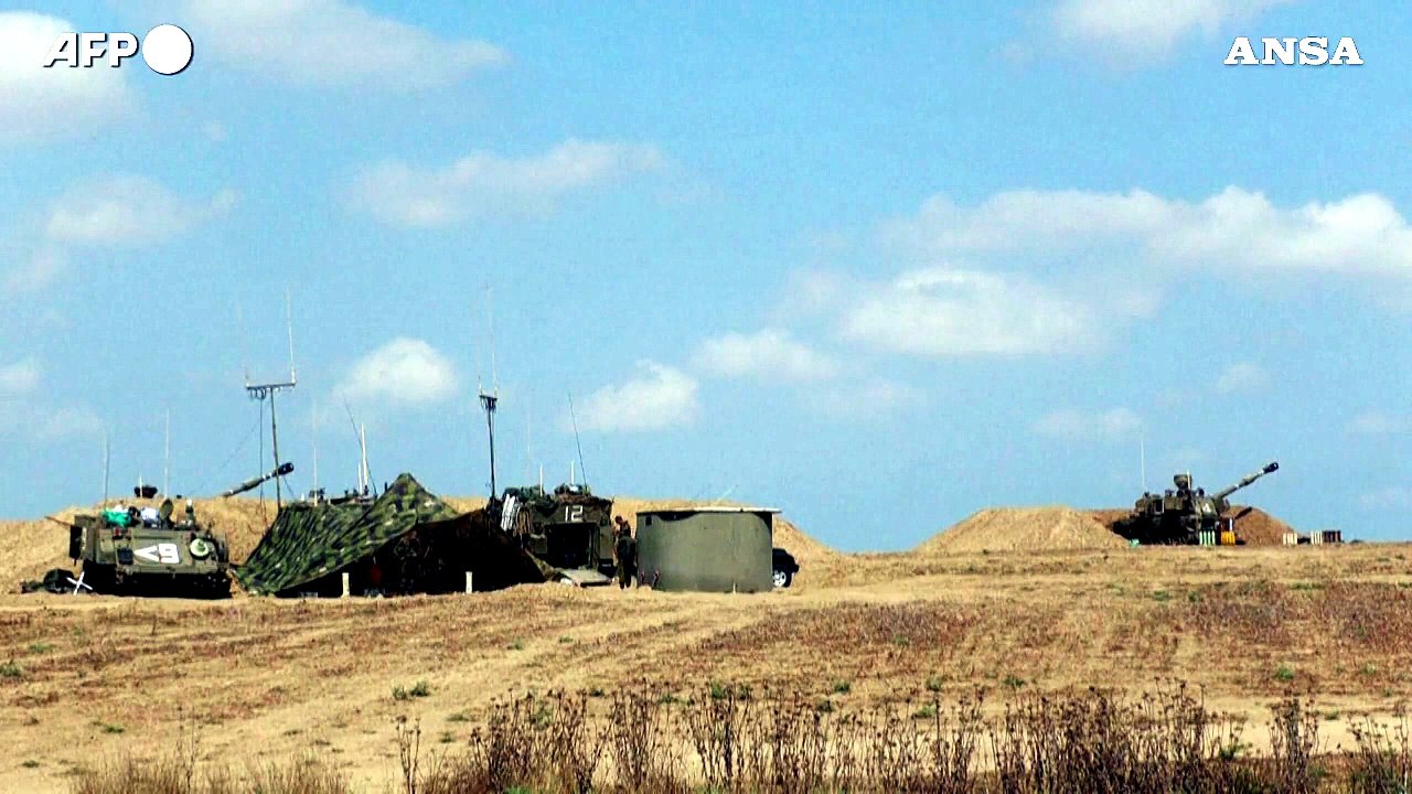 L'artiglieria israeliana al confine con la Striscia di Gaza