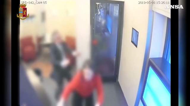 Milano, furti e rapine in gioiellerie del centro: i video delle spaccate