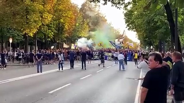 Un muro gialloblù e un grido unico (di tifosi) accompagnano i crociati allo stadio: Noi vogliamo questa vittoria - Video