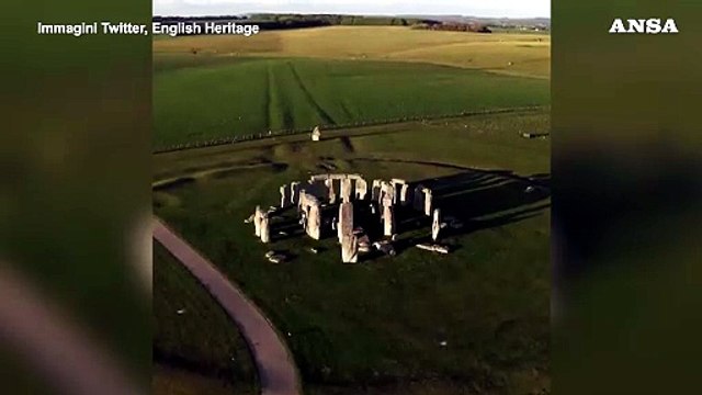 Giubileo di platino, proiettati otto ritratti della regina Elisabetta su Stonehenge