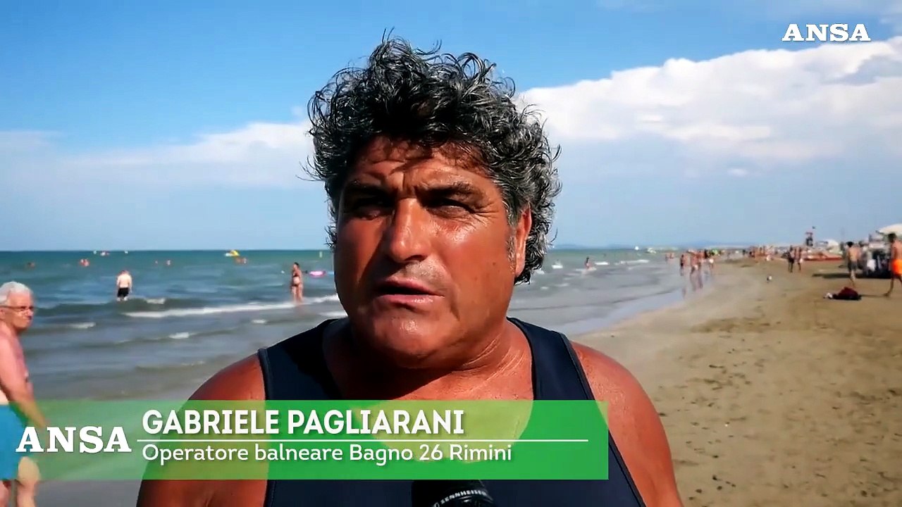 Batteri in mare in Emilia-Romagna, operatore balneare beve l'acqua: "E' sicura"