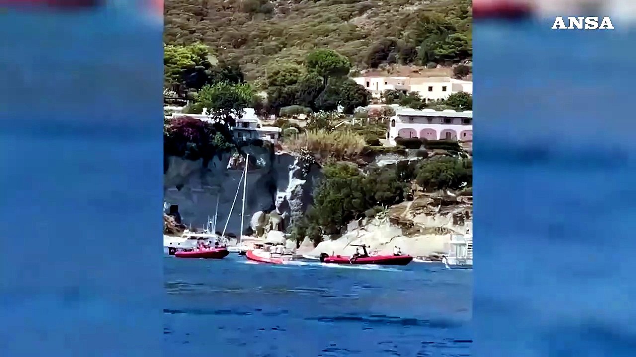 Yacht a fuoco a Ponza, occupanti si buttano in mare: nessun ferito