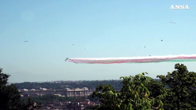 2 giugno, il passaggio delle Frecce Tricolore sui cieli di Roma visto dal Gianicolo