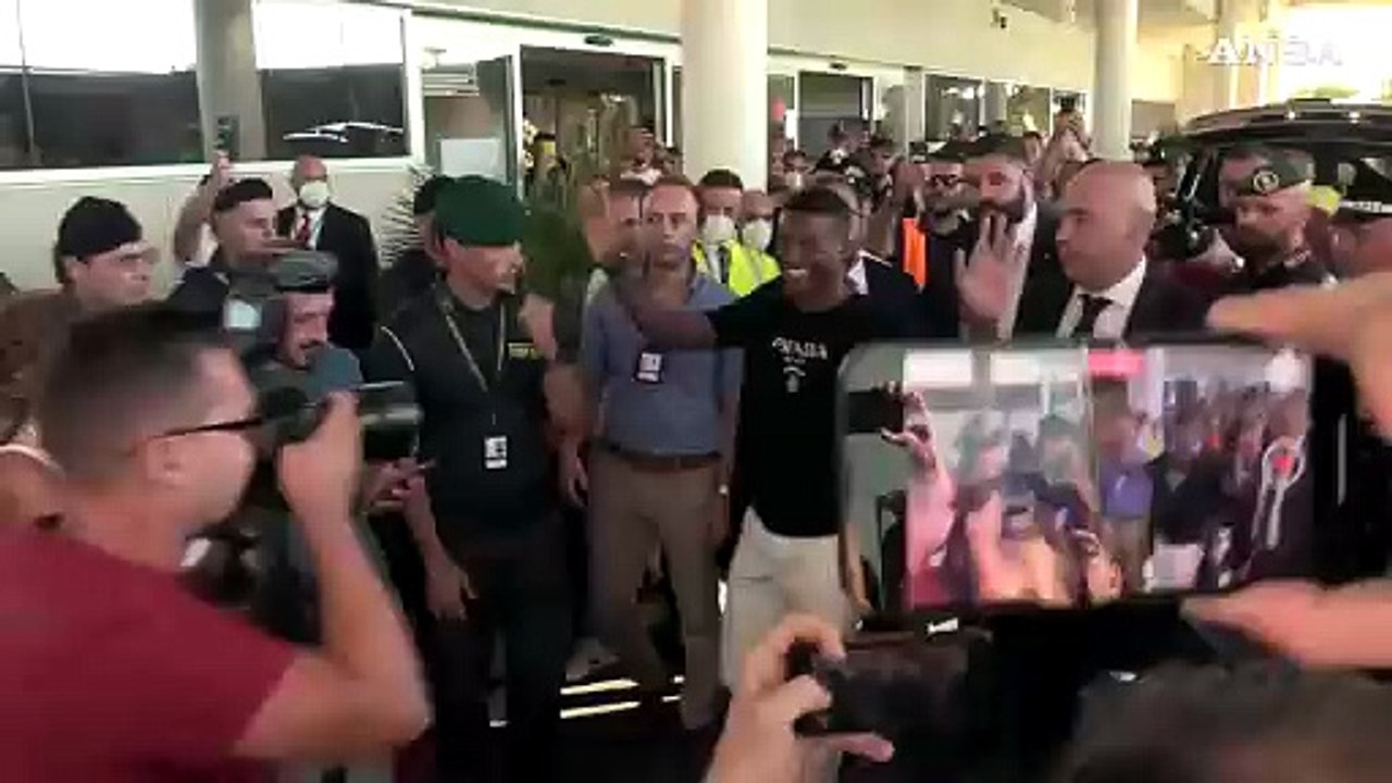 Calcio, Wijnaldum arriva a Roma: bagno di folla a Ciampino