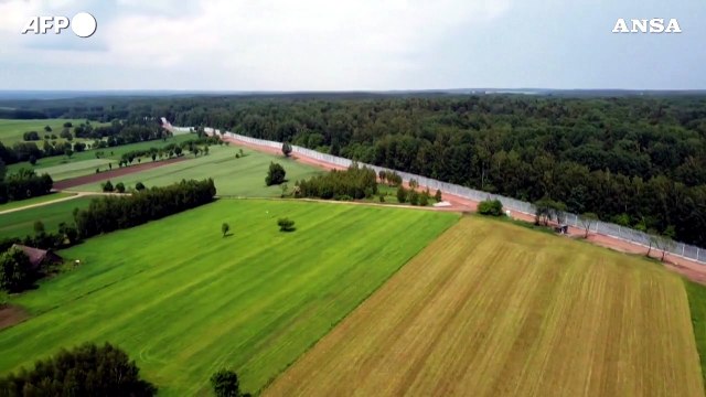 Migranti, la Polonia costruisce un muro al confine con la Bielorussia