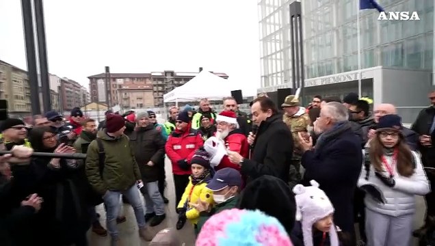 Torino, la discesa dei Babbi Natale dal grattacielo della Regione Piemonte