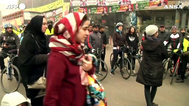 Pakistan, ciclisti sfidano lo smog di Lahore per una campagna contro l'inquinamento