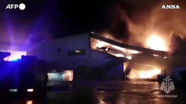 Russia, incendio in un centro commerciale vicino Mosca: si cerca di domare le fiamme