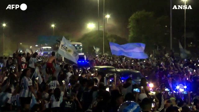 Qatar 2022, Argentina sul tetto del mondo: festa con i giocatori sul pullman scoperto