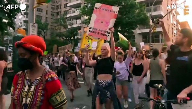 New York, manifestazione pro-aborto dopo la decisione della Corte suprema
