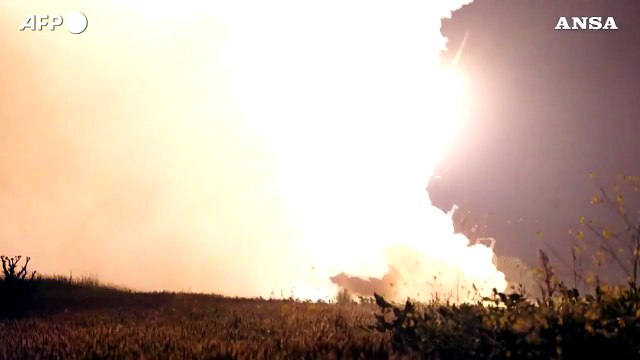 Ucraina, immagini dal fronte: soldati sparano lanciarazzi forniti dagli Usa