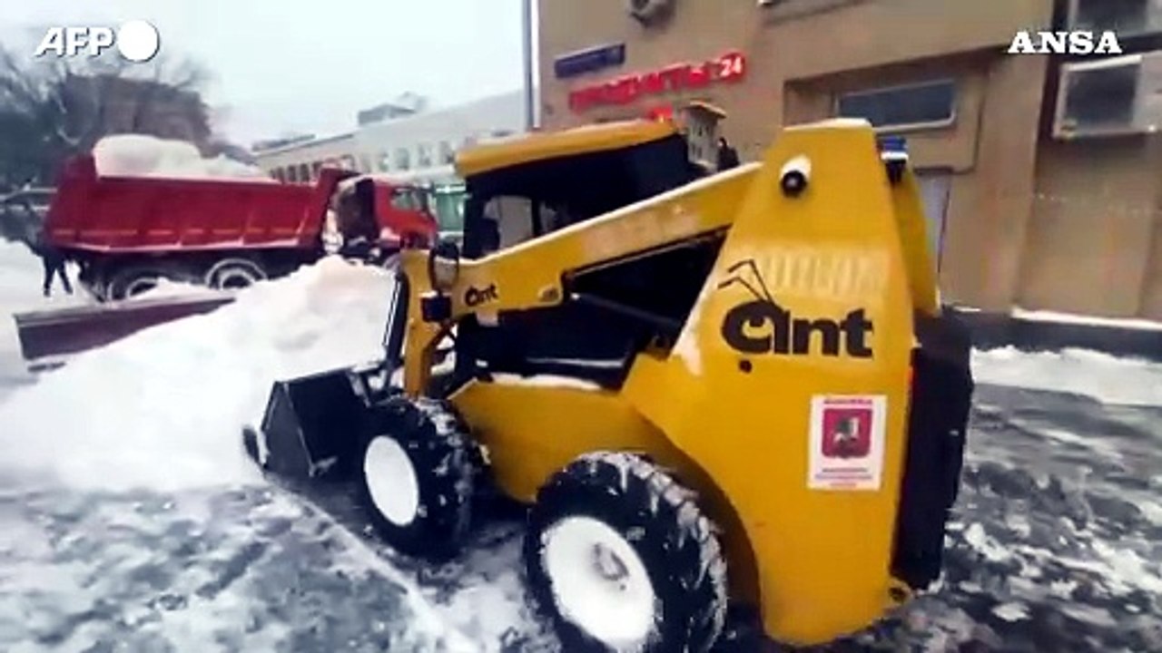 Russia, maxi-nevicata a Mosca: macchine spalatrici in azione