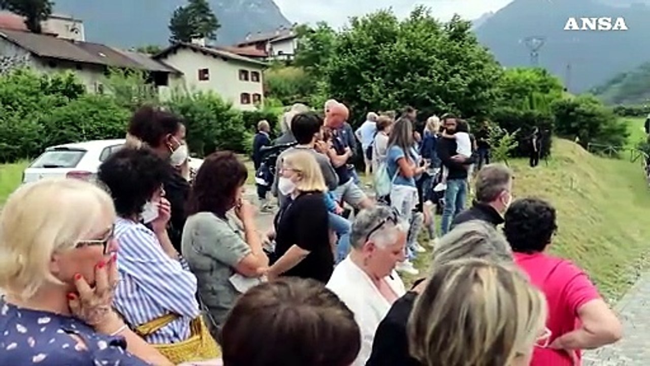Del Vecchio, lunga fila di dipendenti alla camera ardente per l'ultimo saluto