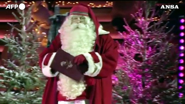 Babbo Natale lascia la Lapponia sulla sua slitta per distribuire i regali