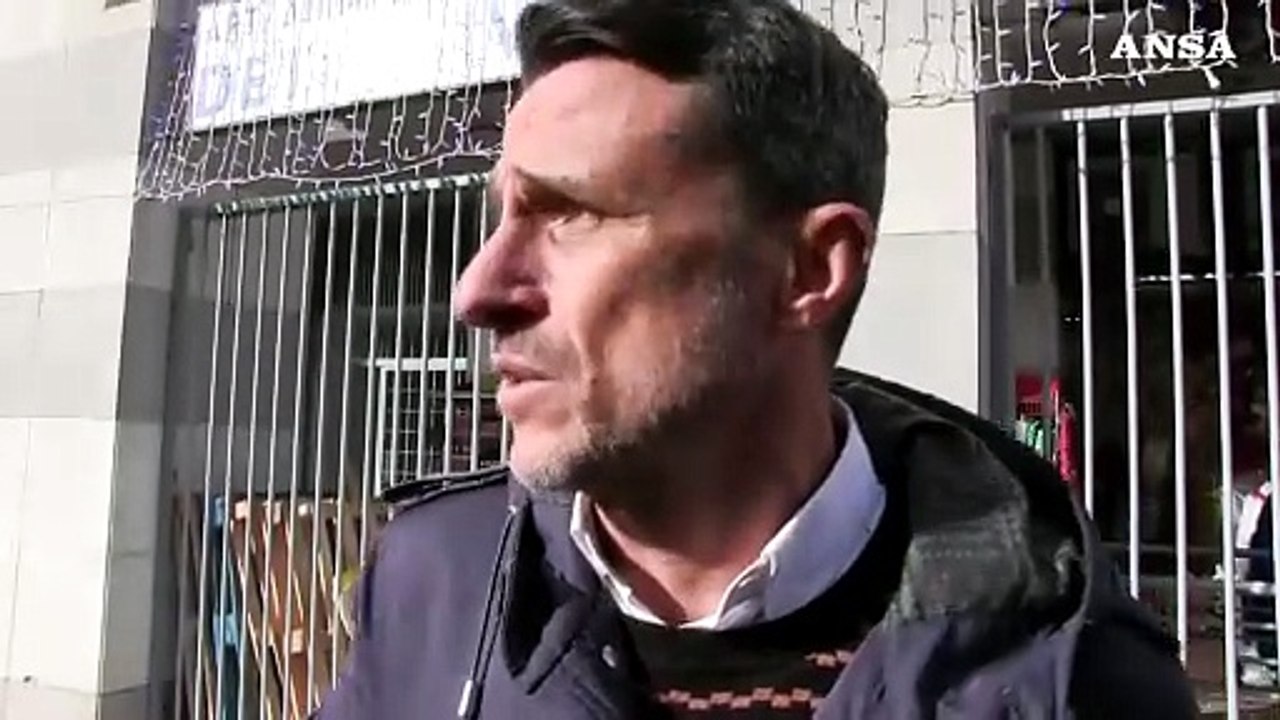 Sparatoria Roma, testimone: "Ho provato a fermarlo, una donna morta accanto a me"
