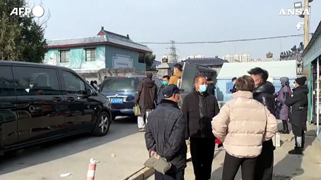 Cina, ondata di casi Covid in aumento: code al forno crematorio di Pechino