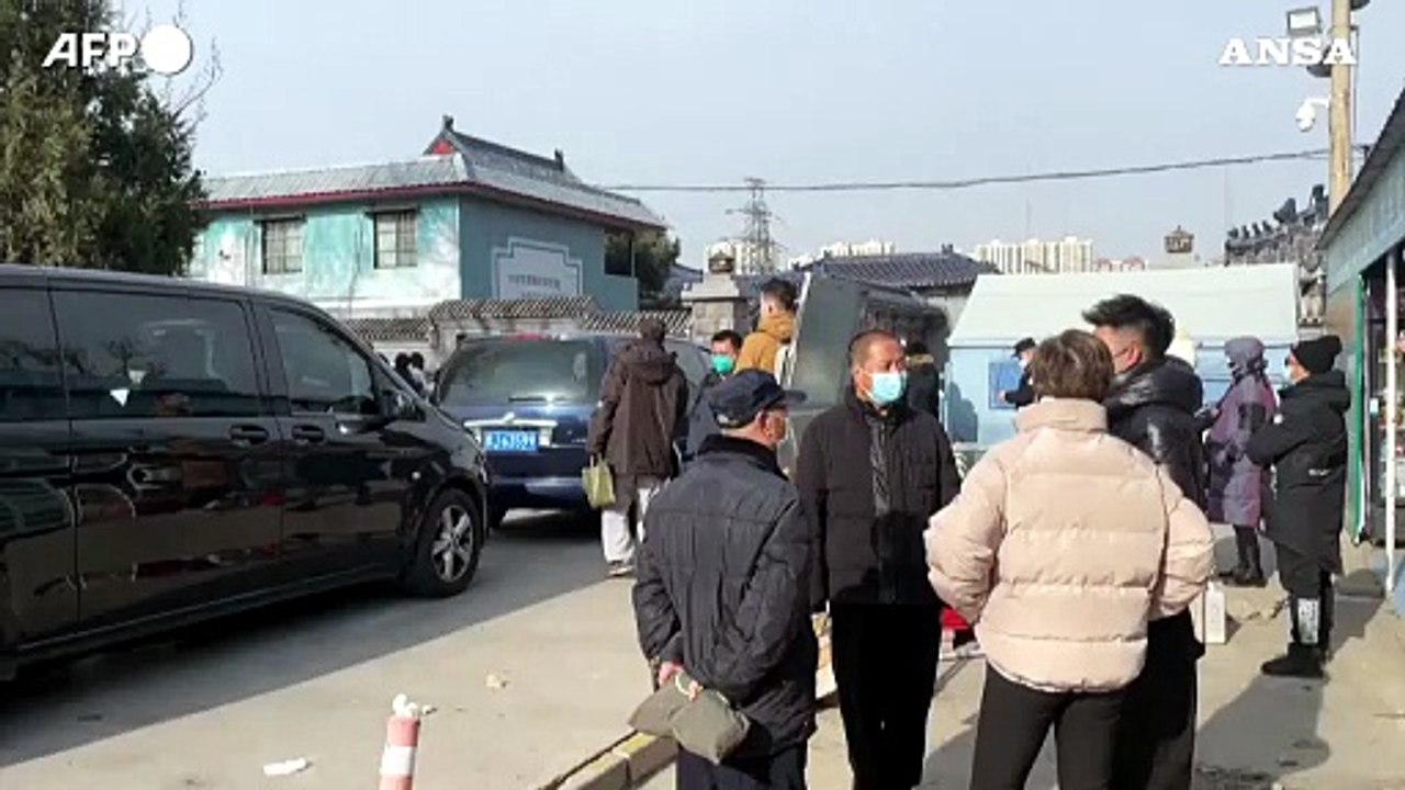 Cina, ondata di casi Covid in aumento: code al forno crematorio di Pechino