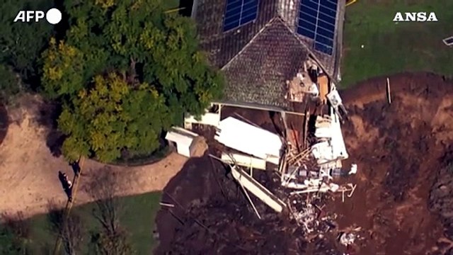 Australia, voragine dopo le forti piogge fa crollare una casa