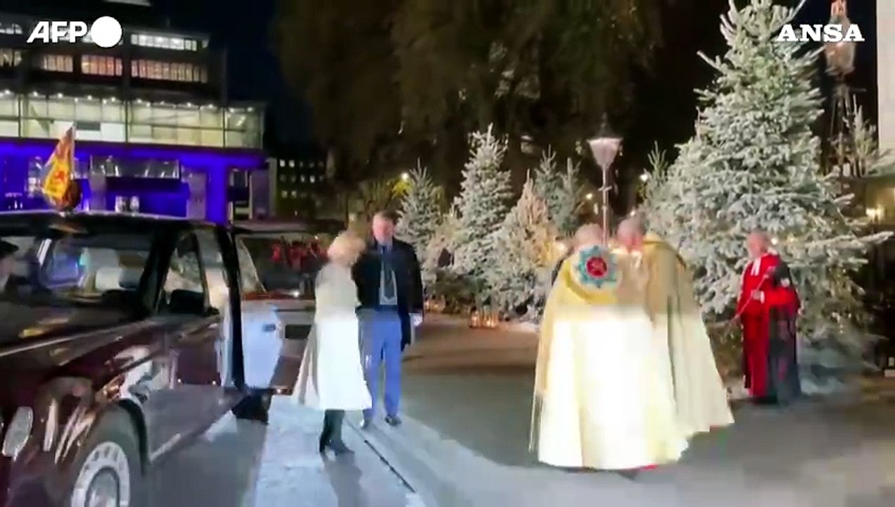 Londra, l'arrivo dei reali inglesi al concerto di Natale