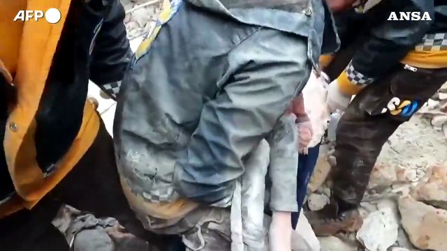 Terremoto in Siria, salvato un bambino: estratto vivo dalle macerie