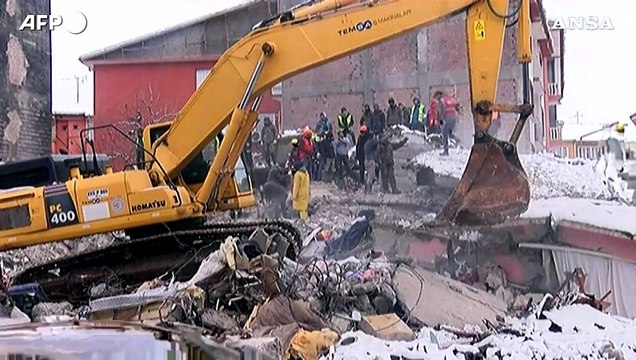 Terremoto in Turchia, i soccorritori cercano sopravvissuti a Malatya