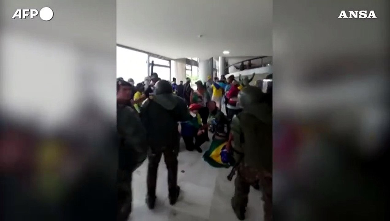 Brasile, bolsonaristi circondati dalle forze di sicurezza nel palazzo presidenziale