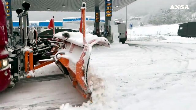 Maltempo, abbondante nevicata sulla A1: disagi alla viabilita'