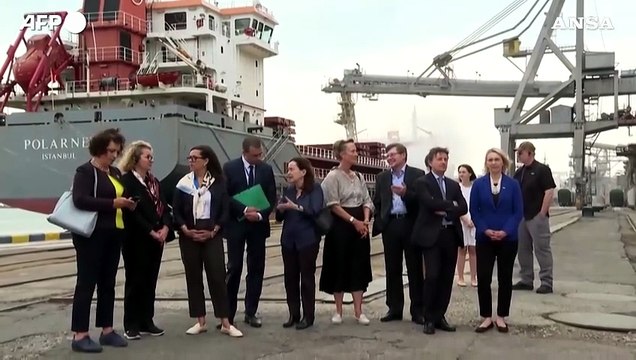 Ucraina, Zelensky supervisiona il primo carico di grano su una nave turca