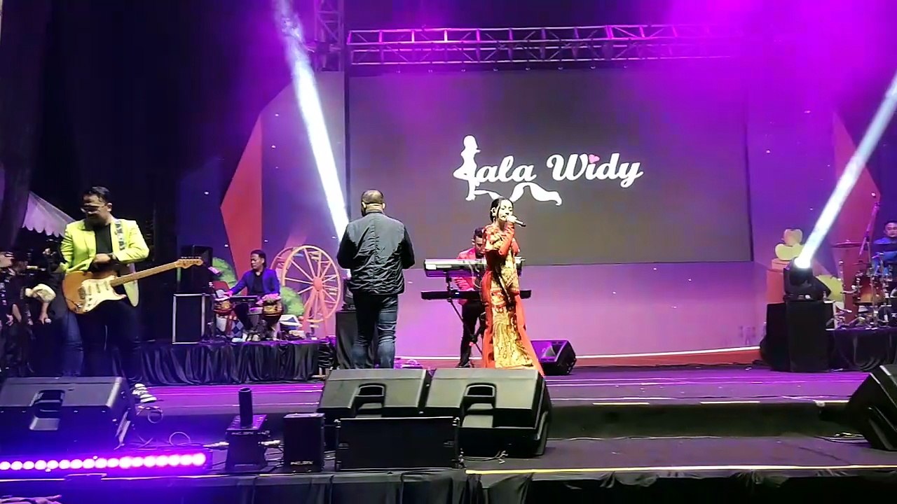 LALA WIDY BERNYANYI DAN BERGOYANG BERSAMA PAK WALIKOTA