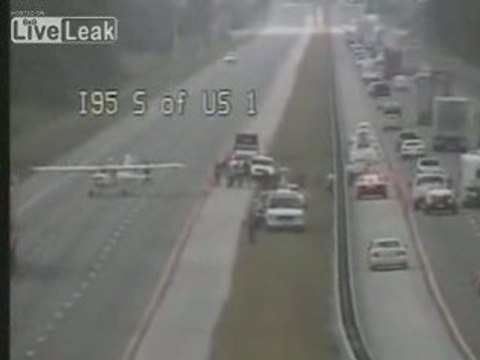 atterraggio di emergenza in autostrada