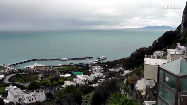 Maltempo, la neve imbianca il Vesuvio