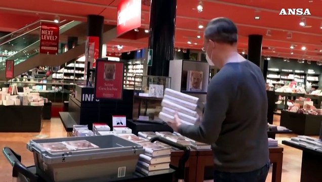 Gran Bretagna, Harry trionfa in libreria ma crolla nei sondaggi