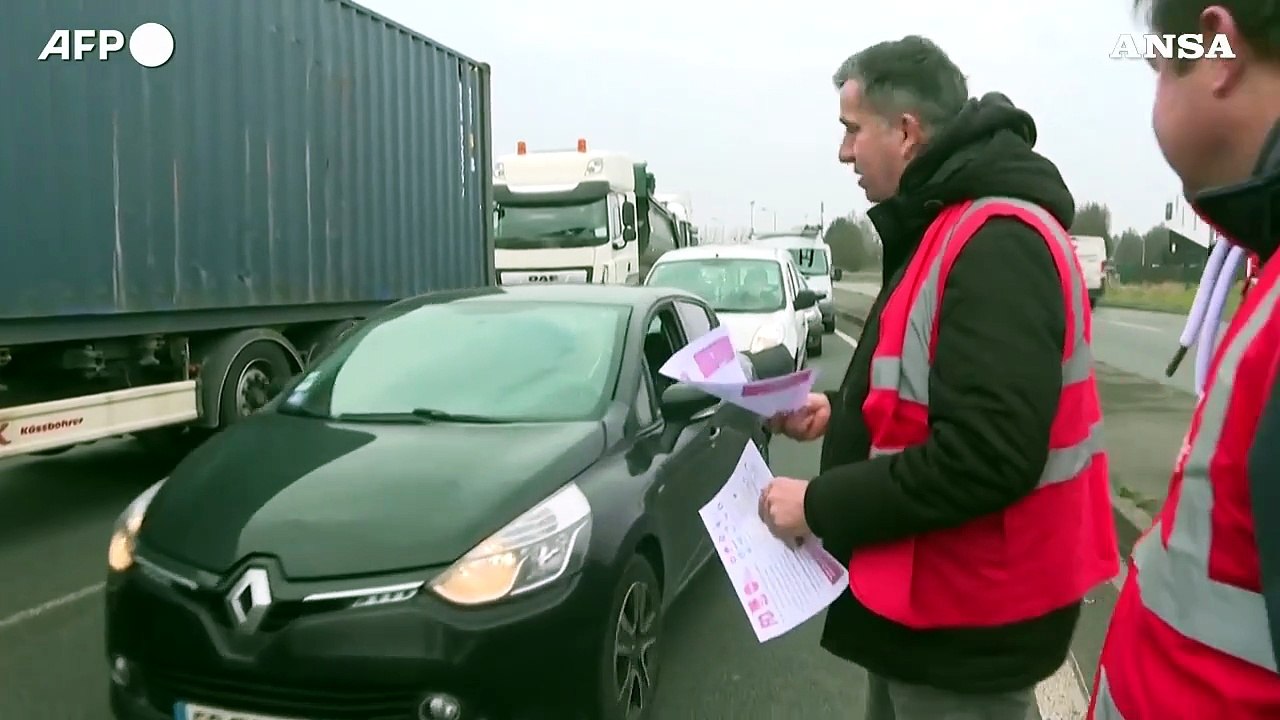 Francia, camionisti organizzano un blocco stradale contro la riforma delle pensioni