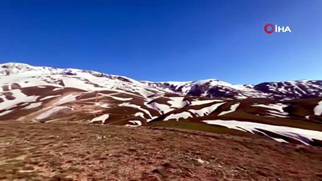 Zirveler böyle görüntülendi! Yaz ortasında kış manzarası