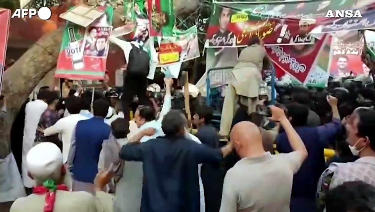 Pakistan, scontri tra la polizia e i sostenitori dell'ex primo ministro Imran Khan