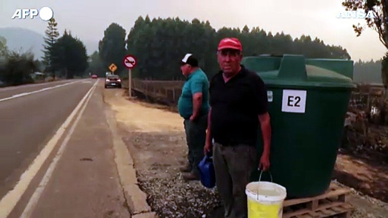 Cile, Vigili del fuoco combattono contro piu' di 200 roghi nel Sud del Paese