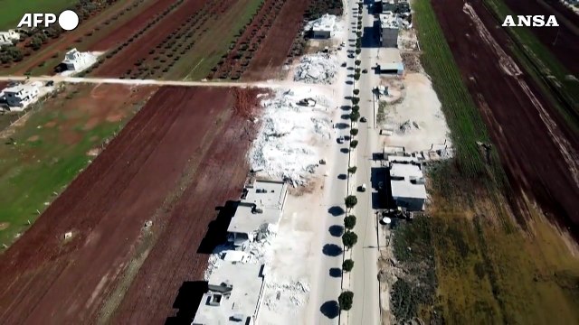 Edifici ridotti in cumuli di macerie, le immagini aeree di Idlib dopo il sisma