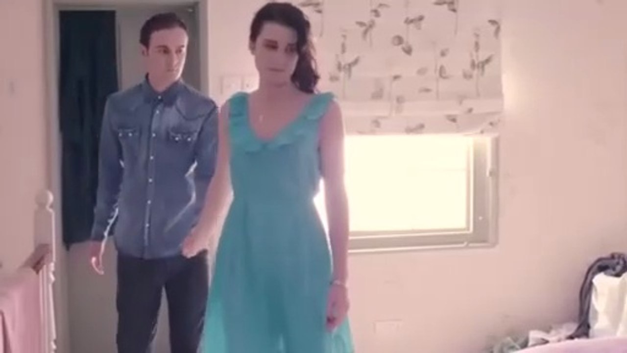 When he falls in love with a beautiful woman, he decides to work as her maid