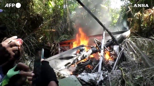 I resti dell' elicottero militare caduto nel nord-ovest della Colombia