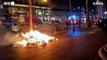 Francia, notte di rabbia e incendi, centinaia di fermi