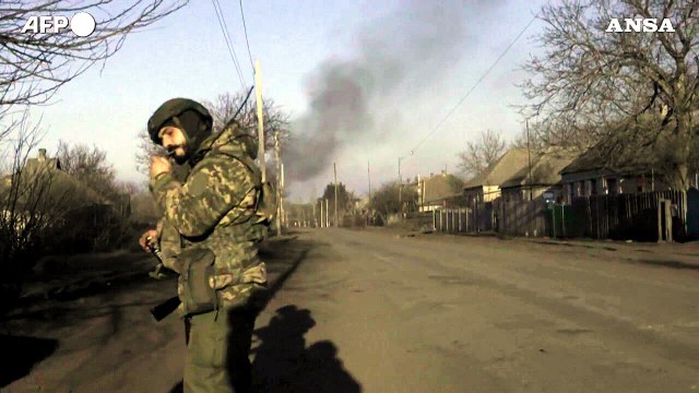 Ucraina, bombardamenti a Bakhmut. colonne di fumo dopo gli attacchi