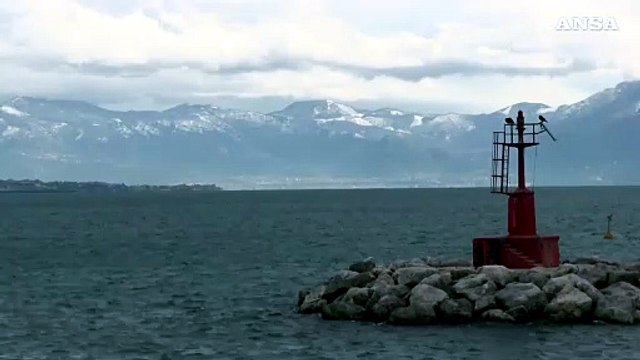 Napoli, neve sul Vesuvio: turisti scattano selfie al lungomare Caracciolo