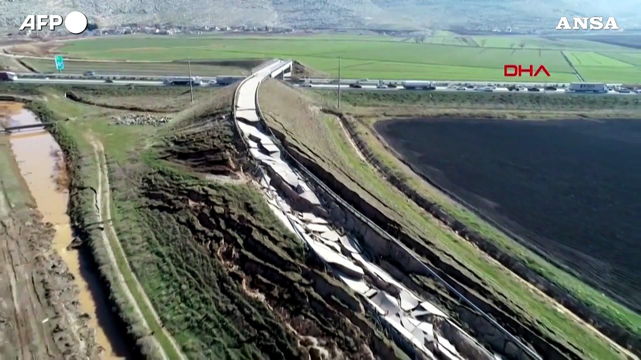 Terremoto in Turchia, autostrada distrutta a Kahramanmaras