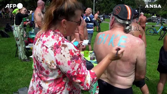 Australia, centinaia di ciclisti percorrono nudi le strade di Melbourne
