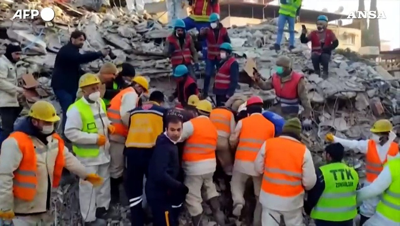 Terremoto in Turchia, i soccorritori ucraini trovano una sopravvissuta tra le macerie