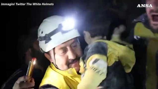 Terremoto in Siria, la gioia dei soccorritori dopo aver salvato un bambino