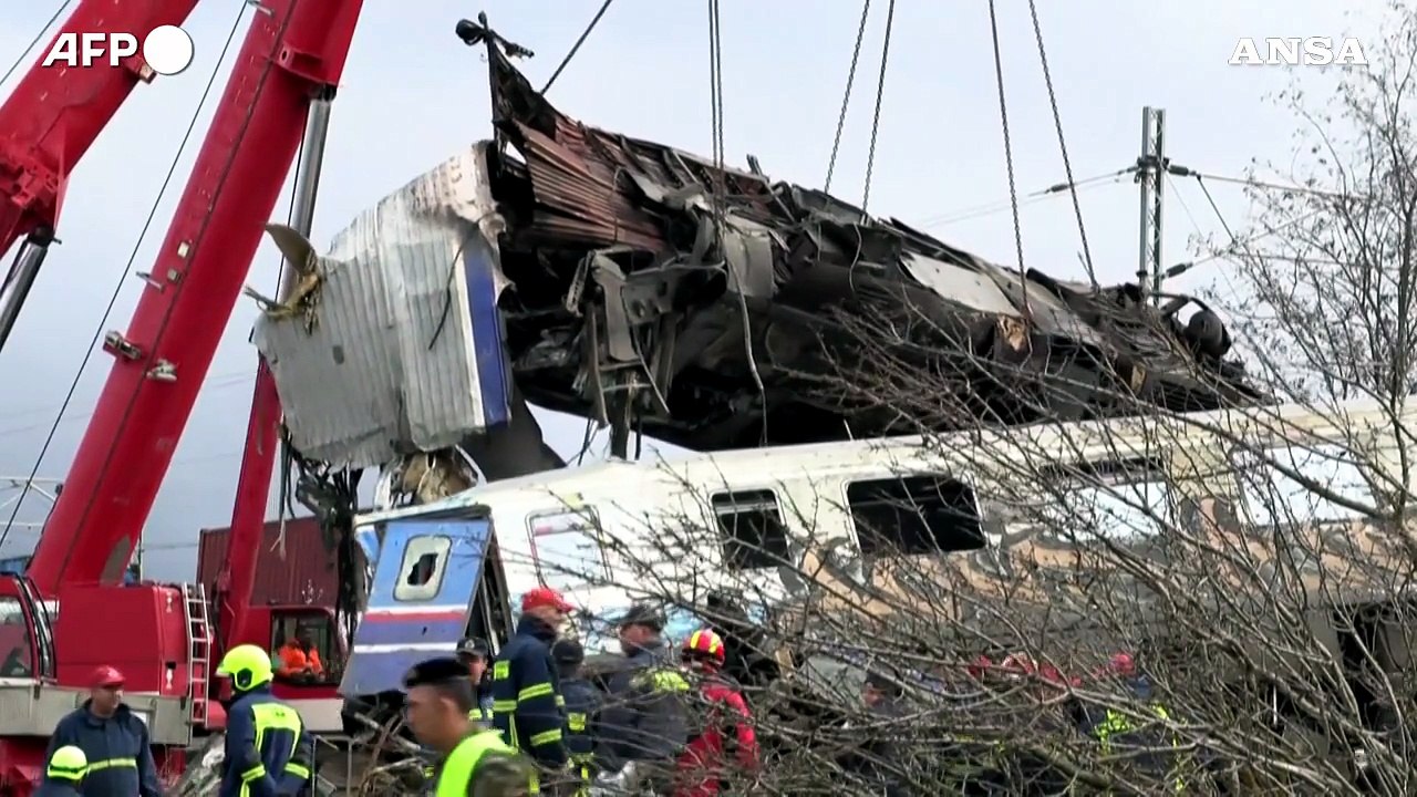 Scontro tra due treni in Grecia, "a bordo molti studenti universitari"