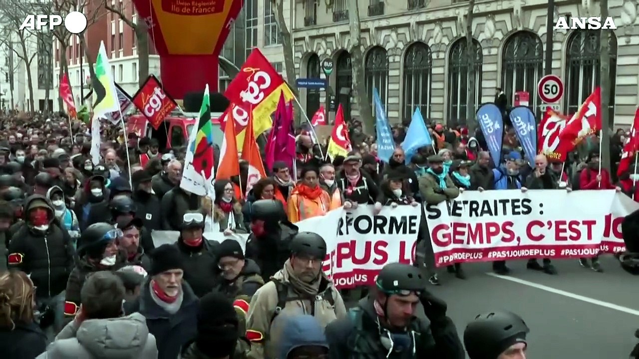 Dopo l'ok del Senato, Macron cerca voti sulle pensioni