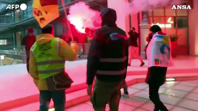 Francia. Riforma pensioni; decine di lavoratori delle ferrovie nella sede di Blackrock a Parigi