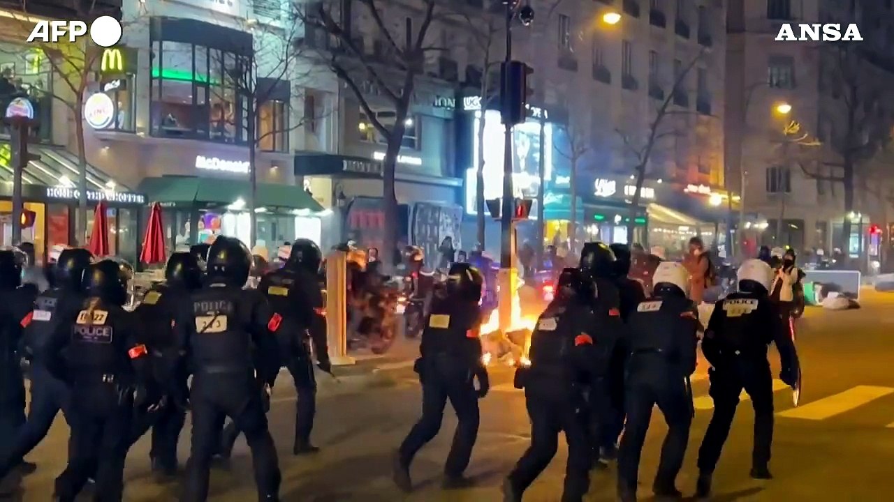 Tensioni a Parigi durante le proteste contro la riforma delle pensioni